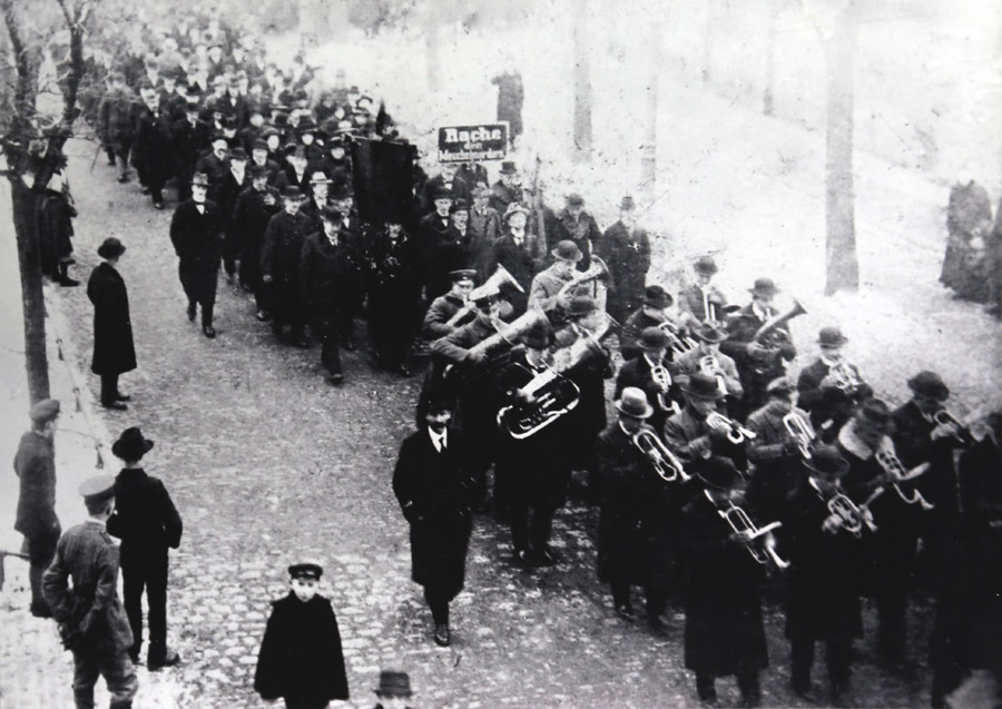 Arbeiter-Demonstration im Jahre 1919 durch die Magdeburger Allee